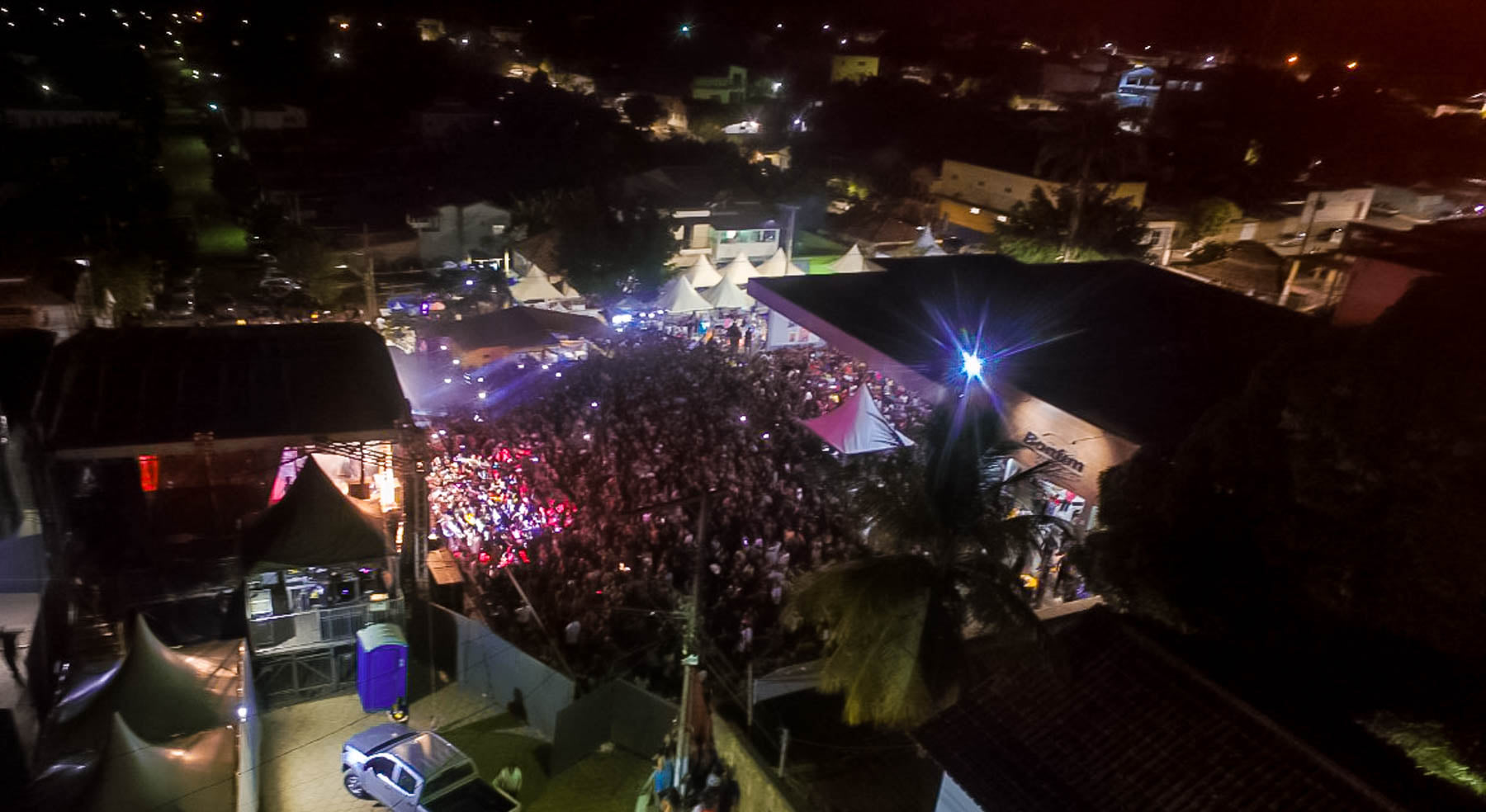 A praça da rodoviária de Jacinto ficou pequena nessa sexta-feira, 22 de abril. 